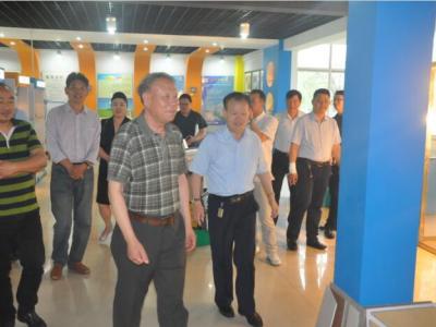 中國(guó)建筑裝飾協(xié)會(huì)李秉仁會(huì)長(zhǎng)一行考察晨光工業(yè)園